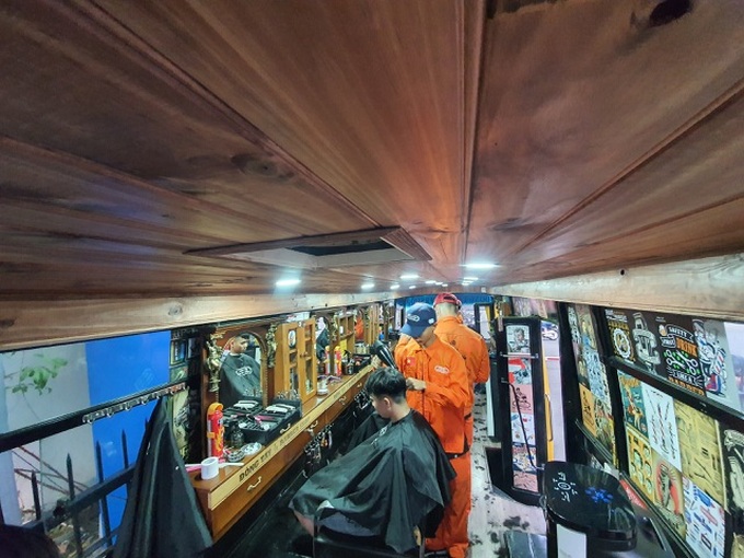 Young people support HCM City students with barber bus - 5 Young people support HCM City students with barber bus - 5
