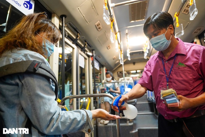 HCM City buses empty as Covid-19 outbreak continues - 5