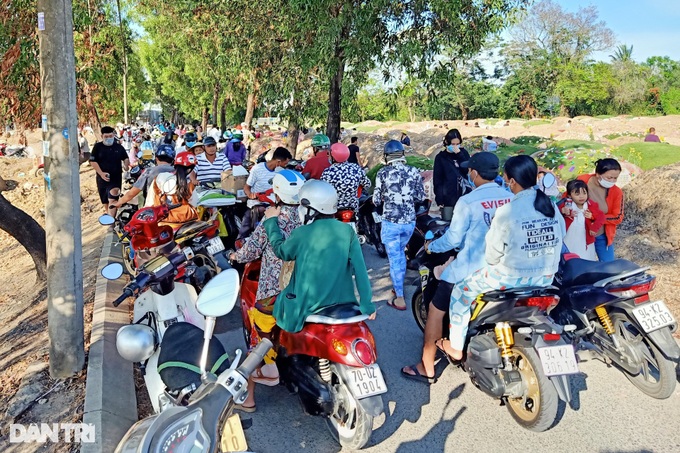 Grave-visiting festival celebrated - 2 Grave-visiting festival celebrated - 2