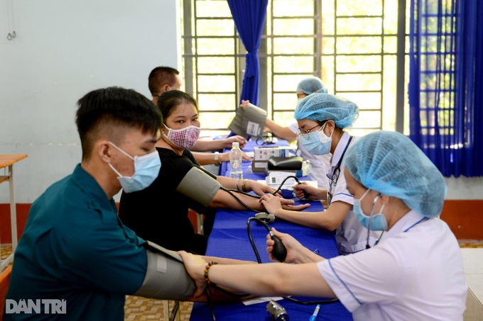 Thousands receive first vaccinations in Ho Chi Minh City - 3