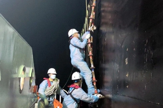 Nha Trang rescue team takes sick Bangladeshi crewman ashore - 2