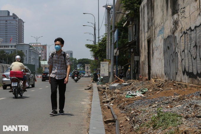 HCM City street pavements badly deteriorate - 3