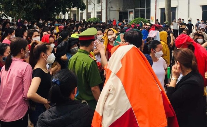 Over 1,600 Bac Giang workers go on strike for higher salaries - 1