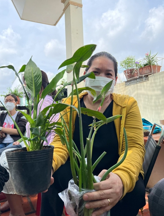 HCM City woman’s free young plant market - 8 HCM City woman’s free young plant market - 8