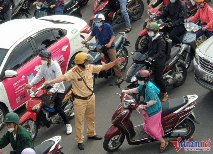 Serious HCM City congestion during Thursday morning rush hour - 3