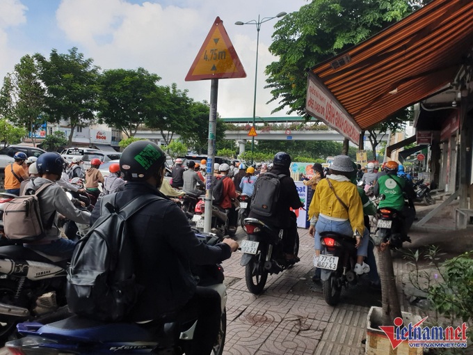 Serious HCM City congestion during Thursday morning rush hour - 5