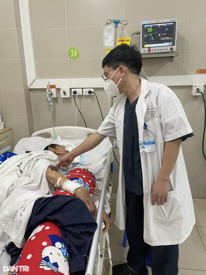 Man receives VND200 million in donations to treat serious injuries - 2