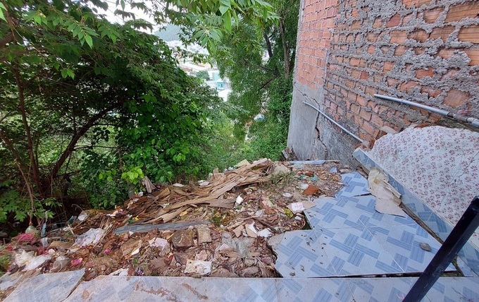 Residents in Quy Nhon City face landslide threats - 3