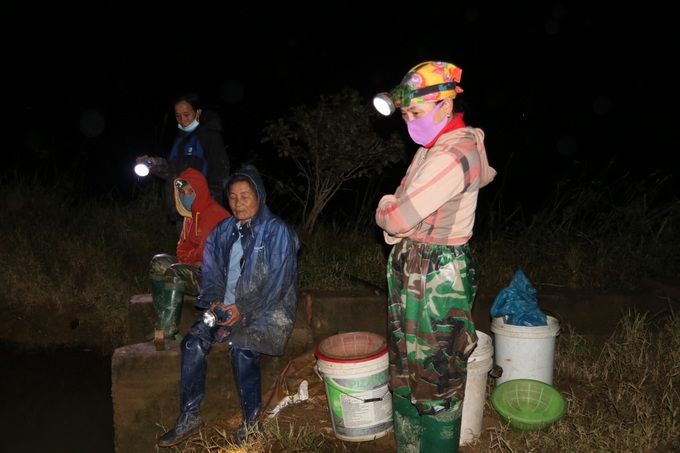 Sandworm hunting season in Ha Tinh - 1