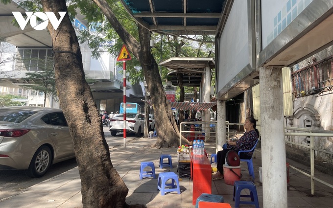 Hanoi bus shelters occupied by businesses - 1