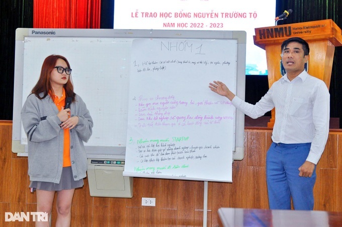 VNHELP presents scholarships to 75 Hanoi students - 3