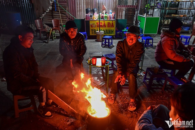 Hanoians struggling with bone-chilling cold - 5 Hanoians struggling with bone-chilling cold - 5