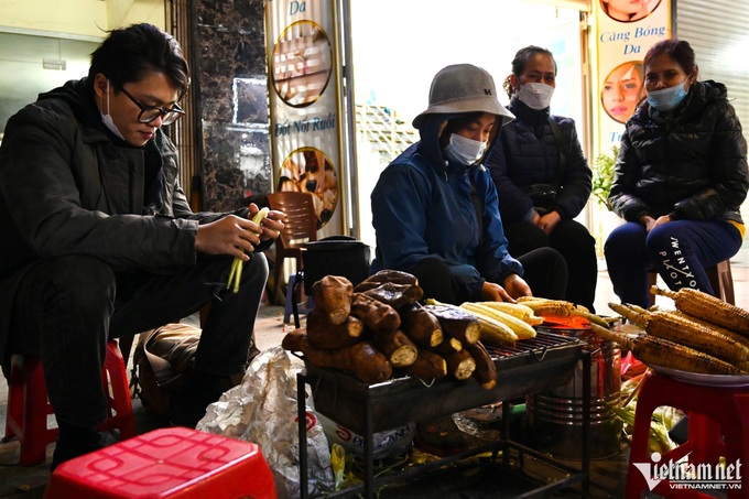 Hanoians struggling with bone-chilling cold - 8 Hanoians struggling with bone-chilling cold - 8