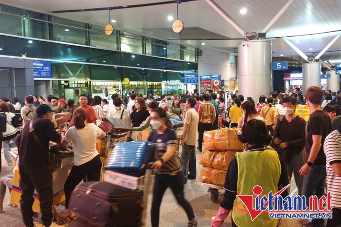 Tan Son Nhat airport crowded as Tet nears - 7
