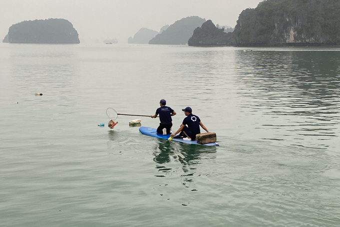 Fish farm styrofoam buoys pollute Ha Long Bay - 2