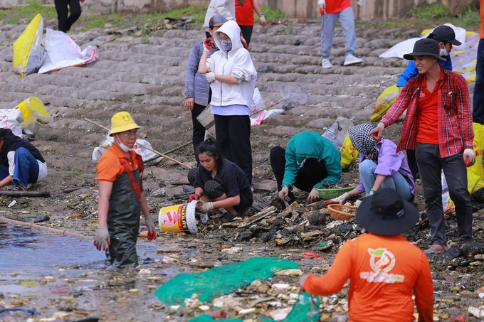 Young people clean up Tien Giang beach - 2