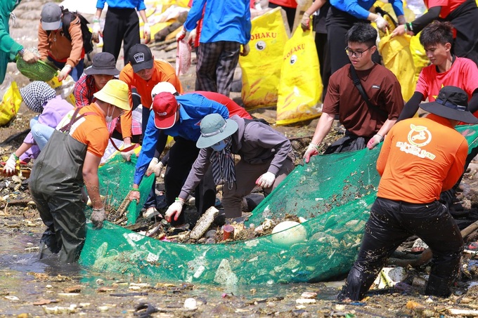 Young people clean up Tien Giang beach - 3