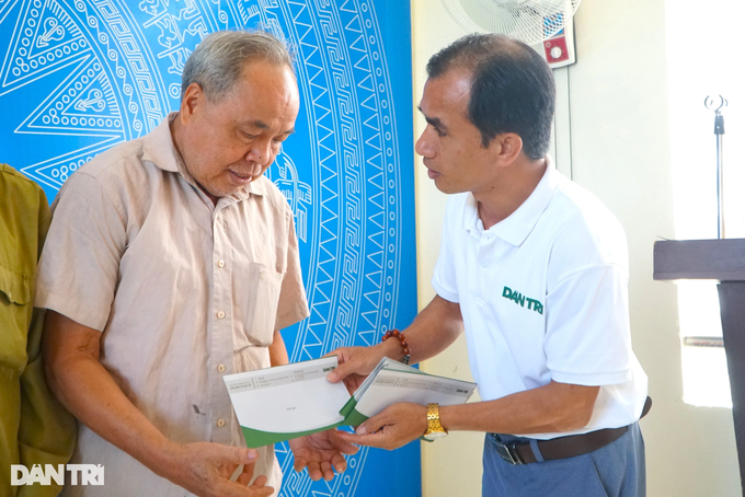 Dantri/Dtinews gives presents to families of war dead and invalids - 1