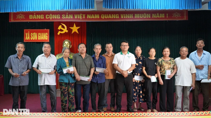 Dantri/Dtinews gives presents to families of war dead and invalids - 2