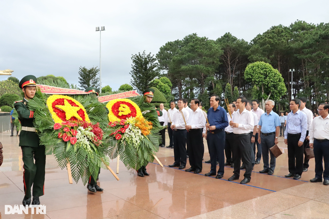 Senior Party official visits families of war martyrs in Dak Lak - 1