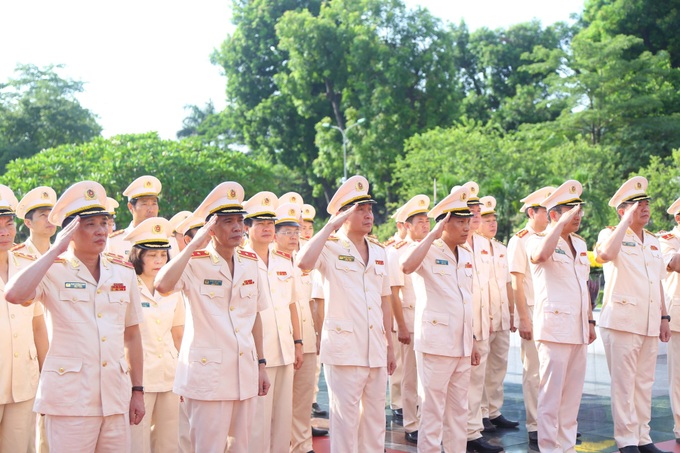 Party, State leaders pay tribute to dead soldiers, President Ho Chi Minh - 5