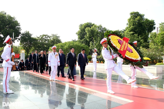 Party, State leaders pay tribute to dead soldiers, President Ho Chi Minh - 1