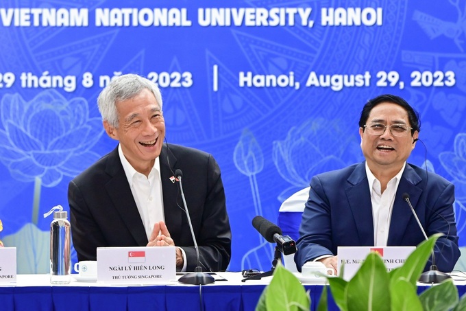Vietnamese, Singaporean PMs meet Hanoi students - 4 Vietnamese, Singaporean PMs meet Hanoi students - 4