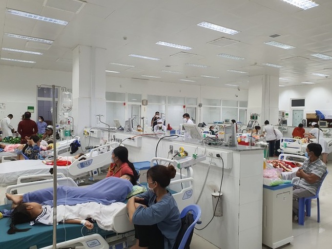 Province blames caterers for mass school food poisoning - 1