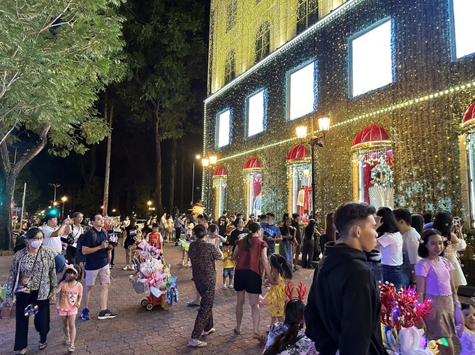 Christmas atmosphere arrives in HCM City - 1 Christmas atmosphere arrives in HCM City - 1