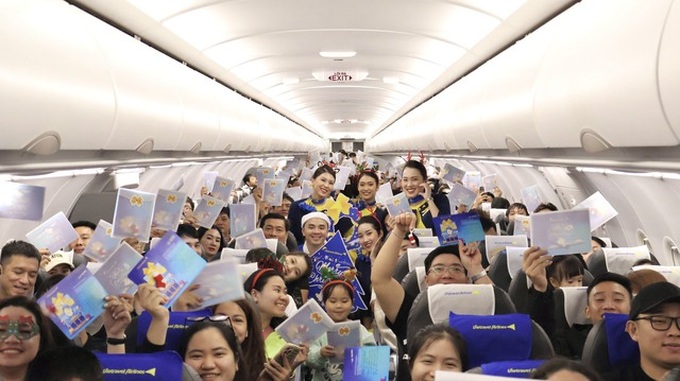 Passengers offered Christmas gifts at airport - 5 Passengers offered Christmas gifts at airport - 5