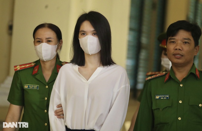 Model Ngoc Trinh given suspended sentence following dangerous motorbike driving - 1 Model Ngoc Trinh given suspended sentence following dangerous motorbike driving - 1