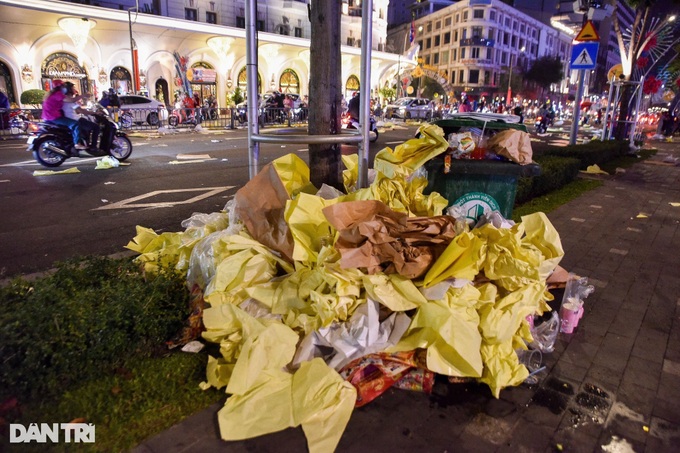 HCM City park covered with rubbish after Lunar New Year's Eve - 7