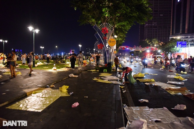 HCM City park covered with rubbish after Lunar New Year's Eve - 5