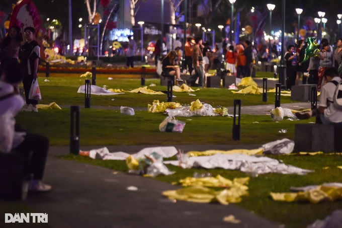 HCM City park covered with rubbish after Lunar New Year's Eve - 3