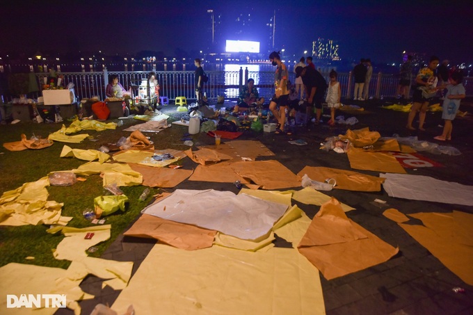 HCM City park covered with rubbish after Lunar New Year's Eve - 2