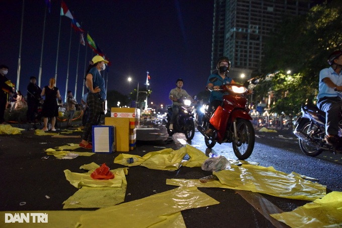 HCM City park covered with rubbish after Lunar New Year's Eve - 6