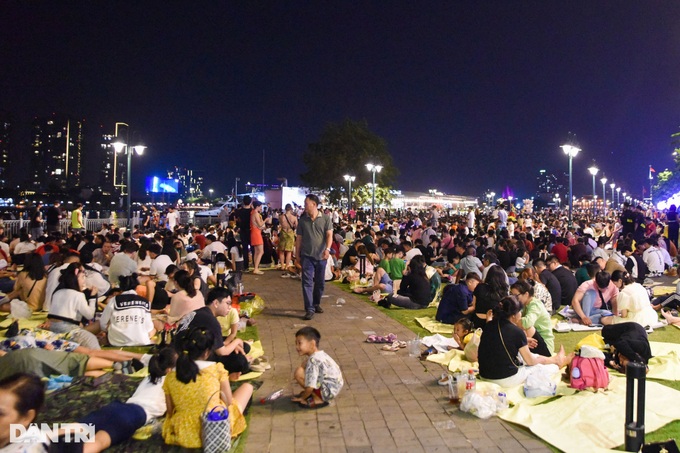 HCM City park covered with rubbish after Lunar New Year's Eve - 1