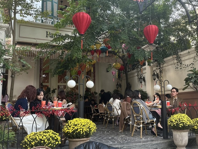 Hanoi coffee shops, eateries cash in on Tet - 2