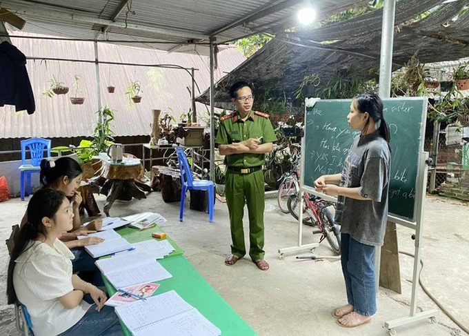 Police officer runs free English class for poor children in Lai Chau - 1 Police officer runs free English class for poor children in Lai Chau - 1