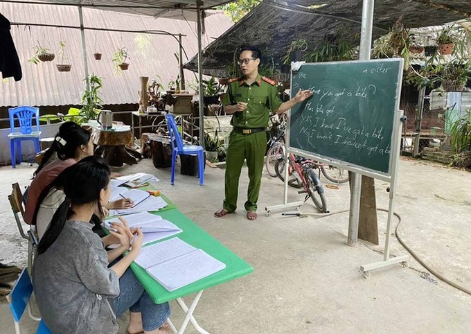 Police officer runs free English class for poor children in Lai Chau - 2 Police officer runs free English class for poor children in Lai Chau - 2