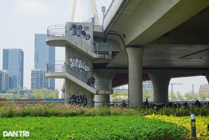 HCM City bridges defaced with graffiti - 1 HCM City bridges defaced with graffiti - 1
