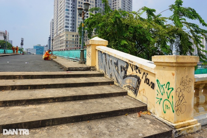 HCM City bridges defaced with graffiti - 6 HCM City bridges defaced with graffiti - 6