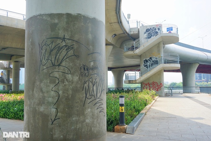 HCM City bridges defaced with graffiti - 2 HCM City bridges defaced with graffiti - 2