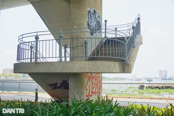 HCM City bridges defaced with graffiti - 3 HCM City bridges defaced with graffiti - 3