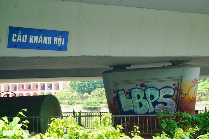 HCM City bridges defaced with graffiti - 4 HCM City bridges defaced with graffiti - 4