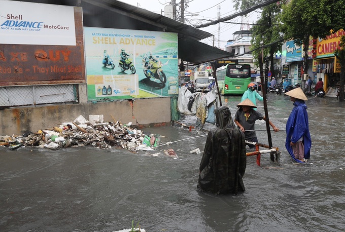 HCM City struggles with severe inundation due to heavy rains - 7 HCM City struggles with severe inundation due to heavy rains - 7