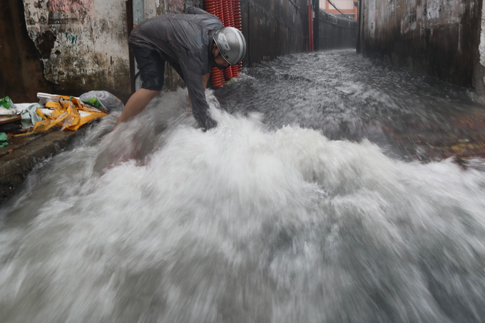 HCM City struggles with severe inundation due to heavy rains - 1 HCM City struggles with severe inundation due to heavy rains - 1