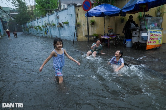 HCM City struggles with severe inundation due to heavy rains - 4 HCM City struggles with severe inundation due to heavy rains - 4