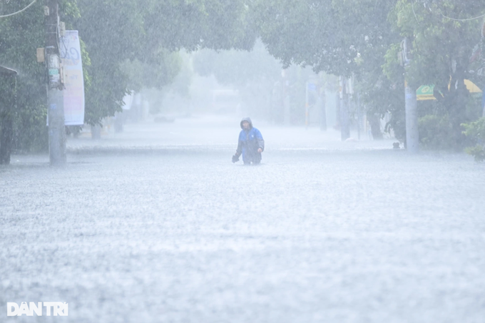 HCM City struggles with severe inundation due to heavy rains - 2 HCM City struggles with severe inundation due to heavy rains - 2