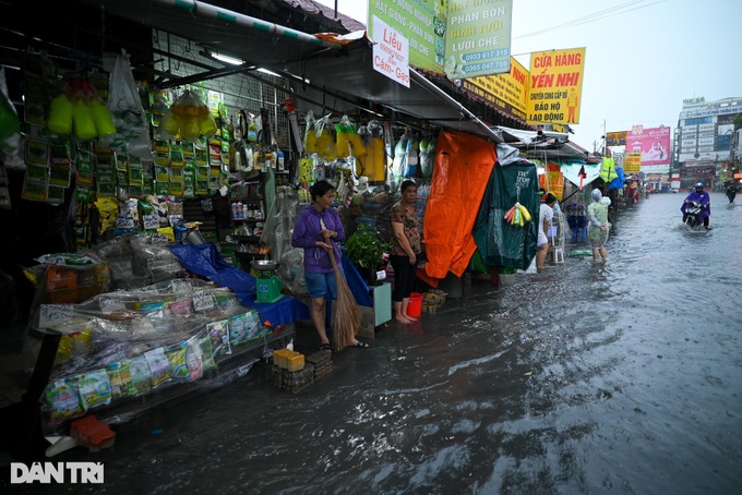 HCM City struggles with severe inundation due to heavy rains - 6 HCM City struggles with severe inundation due to heavy rains - 6